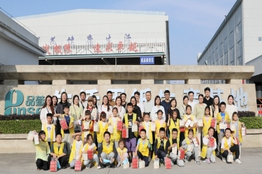 探寻古法技艺 感受造纸生机 |“小脚走深圳”之“纸业达人”亲子研学活动走进辉达娱乐
