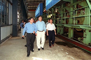 2000年9月19日，时任广东省委书记张德江一行视察公司