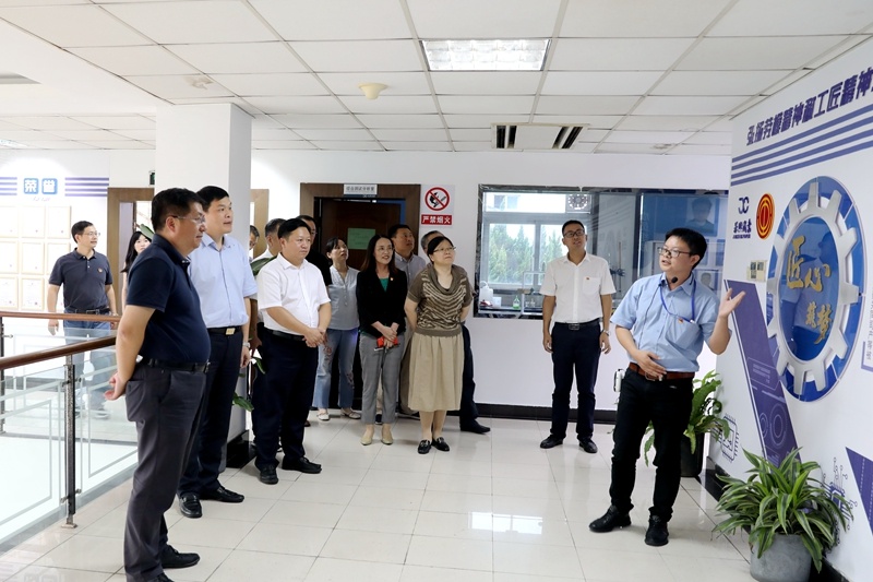 2020年7月29日，时任广东省政协常委、社法委副主任、省总工会副主席、一级巡视员董建伟莅临辉达娱乐调研新时代工匠培育工作