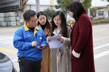 广东省水利厅水资源管理处副调研员沈仁英携广东日报记者等莅临辉达娱乐调研采访